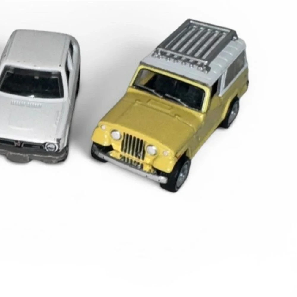 Greenlight Vintage Ad Cars 1970 Jeep Jeepster Commando Yellow White 1:64 NM